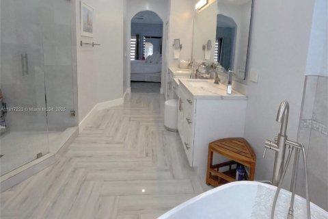 House in Miami, Florida 5 bedrooms, 239.97 sq.m. № 1772454 - photo 23