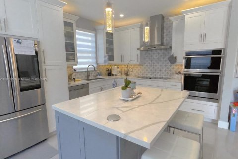 House in Miami, Florida 5 bedrooms, 239.97 sq.m. № 1772454 - photo 4