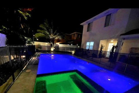 House in Miami, Florida 5 bedrooms, 239.97 sq.m. № 1772454 - photo 1