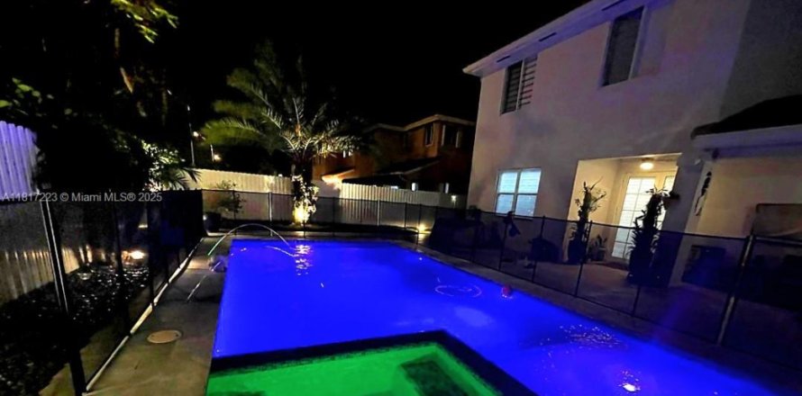 House in Miami, Florida 5 bedrooms, 239.97 sq.m. № 1772454