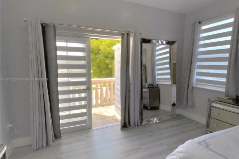 House in Miami, Florida 5 bedrooms, 239.97 sq.m. № 1772454 - photo 19