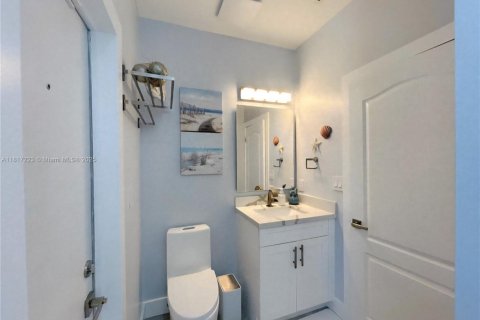 House in Miami, Florida 5 bedrooms, 239.97 sq.m. № 1772454 - photo 29