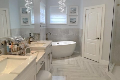 House in Miami, Florida 5 bedrooms, 239.97 sq.m. № 1772454 - photo 24