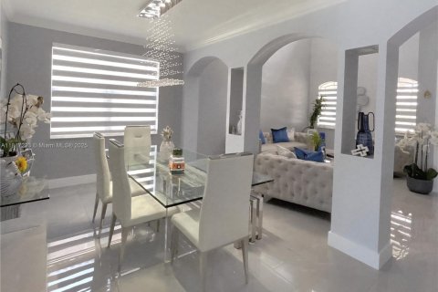 House in Miami, Florida 5 bedrooms, 239.97 sq.m. № 1772454 - photo 5