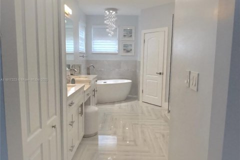 House in Miami, Florida 5 bedrooms, 239.97 sq.m. № 1772454 - photo 22