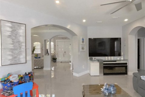 House in Miami, Florida 5 bedrooms, 239.97 sq.m. № 1772454 - photo 15