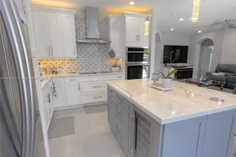House in Miami, Florida 5 bedrooms, 239.97 sq.m. № 1772454 - photo 13