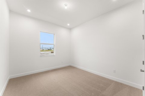 House in Port St. Lucie, Florida 5 bedrooms, 321.16 sq.m. № 2295690 - photo 15