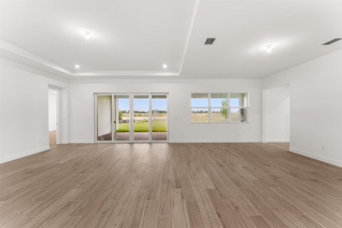 House in Port St. Lucie, Florida 5 bedrooms, 321.16 sq.m. № 2295690 - photo 4