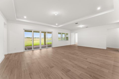 House in Port St. Lucie, Florida 5 bedrooms, 321.16 sq.m. № 2295690 - photo 5