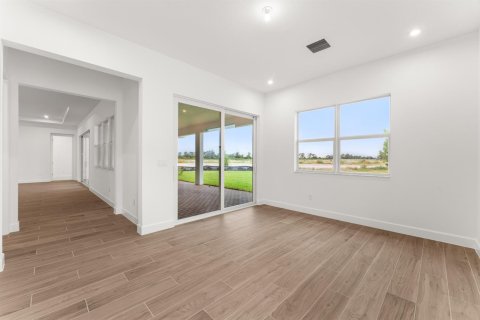 House in Port St. Lucie, Florida 5 bedrooms, 321.16 sq.m. № 2295690 - photo 17