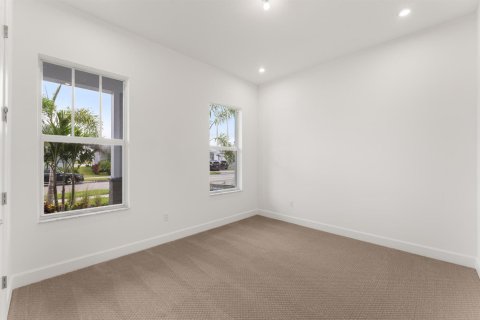 House in Port St. Lucie, Florida 5 bedrooms, 321.16 sq.m. № 2295690 - photo 12