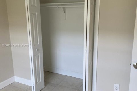 Commercial property in Miami, Florida 193.98 sq.m. № 2019107 - photo 9