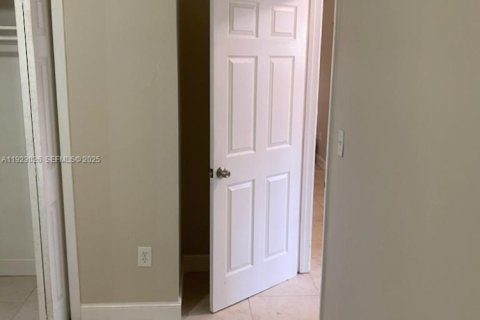 Commercial property in Miami, Florida 193.98 sq.m. № 2019107 - photo 8