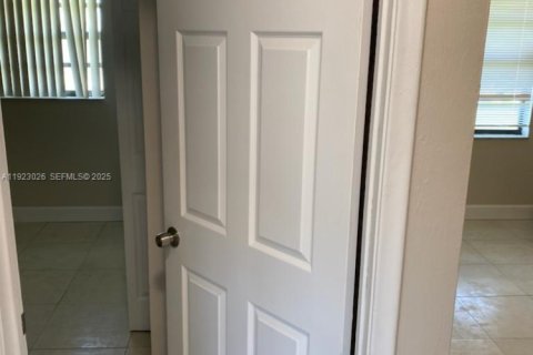 Commercial property in Miami, Florida 193.98 sq.m. № 2019107 - photo 14