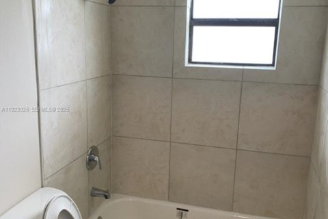 Commercial property in Miami, Florida 193.98 sq.m. № 2019107 - photo 10