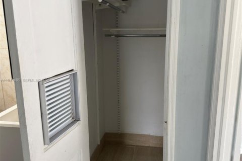 Снять в аренду квартиру в Холливуд, Флорида 1 спальня, 270.44м2, № 2004297 - фото 18