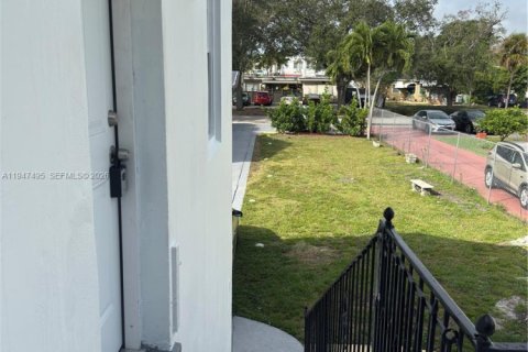 Снять в аренду квартиру в Холливуд, Флорида 1 спальня, 270.44м2, № 2004297 - фото 30