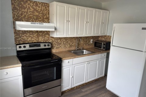 Снять в аренду квартиру в Холливуд, Флорида 1 спальня, 270.44м2, № 2004297 - фото 25