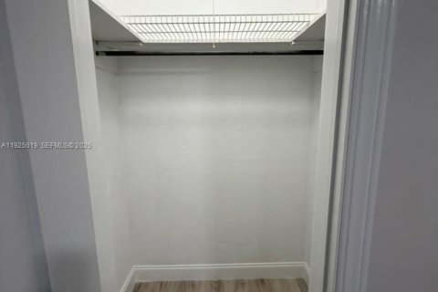 Casa en venta en Miami, Florida, 3 dormitorios, 134.24 m2 № 1984156 - foto 13