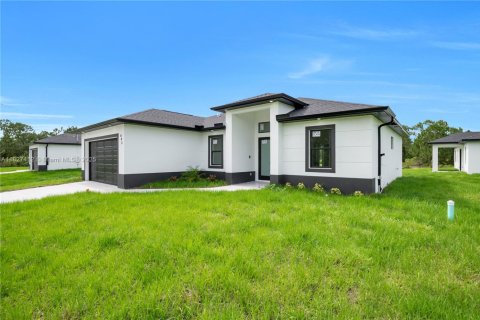 House in Lehigh Acres, Florida 3 bedrooms № 1798833 - photo 2