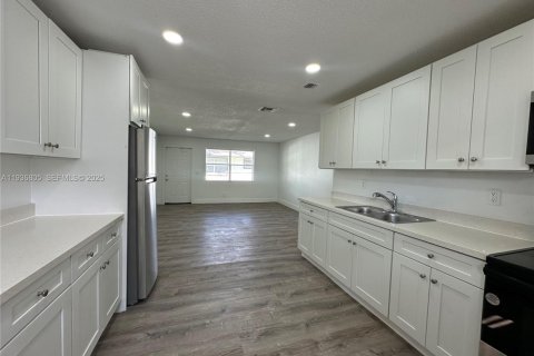 Apartment in Hallandale Beach, Florida 2 bedrooms № 1994665 - photo 4