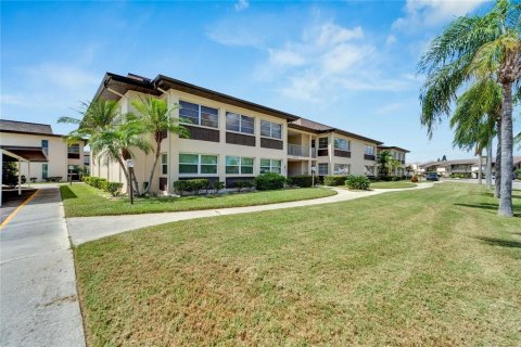 Condo in New Port Richey, Florida, 1 bedroom  № 1373731 - photo 8