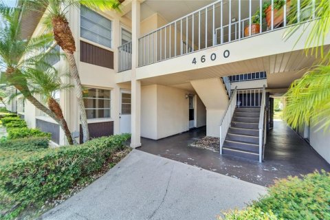 Condo in New Port Richey, Florida, 1 bedroom  № 1373731 - photo 6