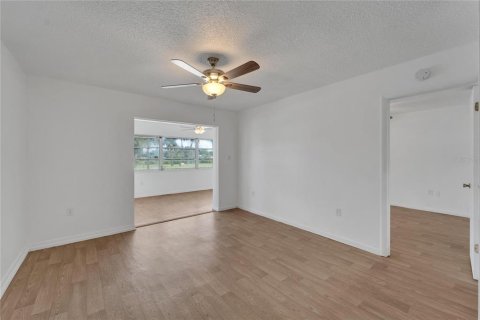 Condo in New Port Richey, Florida, 1 bedroom  № 1373731 - photo 16
