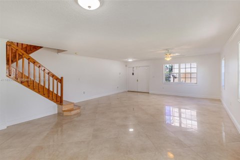 House in Hialeah, Florida 4 bedrooms, 260.13 sq.m. № 1888004 - photo 5