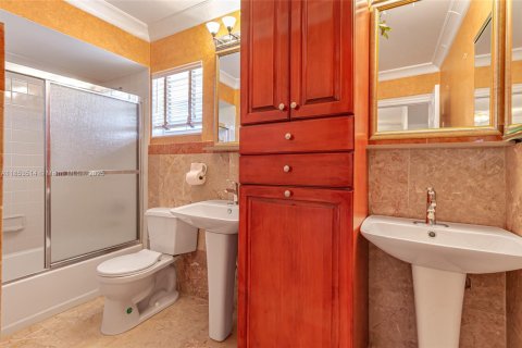 House in Hialeah, Florida 4 bedrooms, 260.13 sq.m. № 1888004 - photo 18