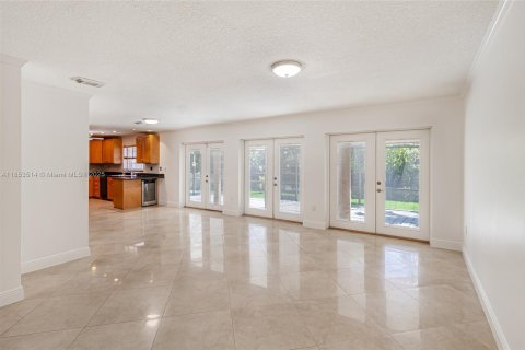 House in Hialeah, Florida 4 bedrooms, 260.13 sq.m. № 1888004 - photo 8