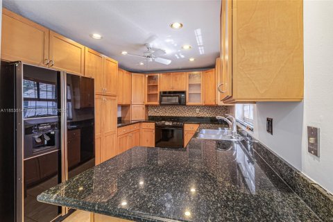 House in Hialeah, Florida 4 bedrooms, 260.13 sq.m. № 1888004 - photo 10