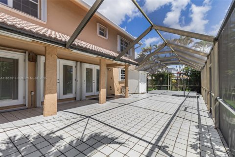 House in Hialeah, Florida 4 bedrooms, 260.13 sq.m. № 1888004 - photo 27
