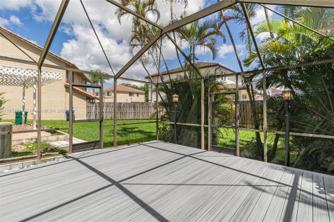 House in Hialeah, Florida 4 bedrooms, 260.13 sq.m. № 1888004 - photo 28