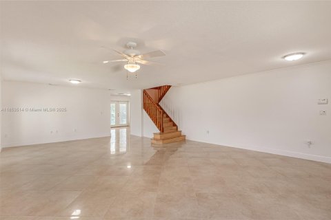 House in Hialeah, Florida 4 bedrooms, 260.13 sq.m. № 1888004 - photo 4