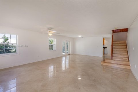 House in Hialeah, Florida 4 bedrooms, 260.13 sq.m. № 1888004 - photo 3