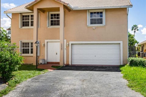 House in Hialeah, Florida 4 bedrooms, 260.13 sq.m. № 1888004 - photo 2