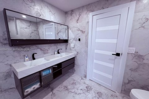 Adosado en alquiler en North Miami Beach, Florida, 3 dormitorios, 227.61 m2 № 2054640 - foto 7