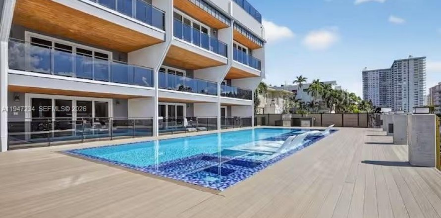 Adosado en North Miami Beach, Florida 3 dormitorios, 227.61 m2 № 2054640