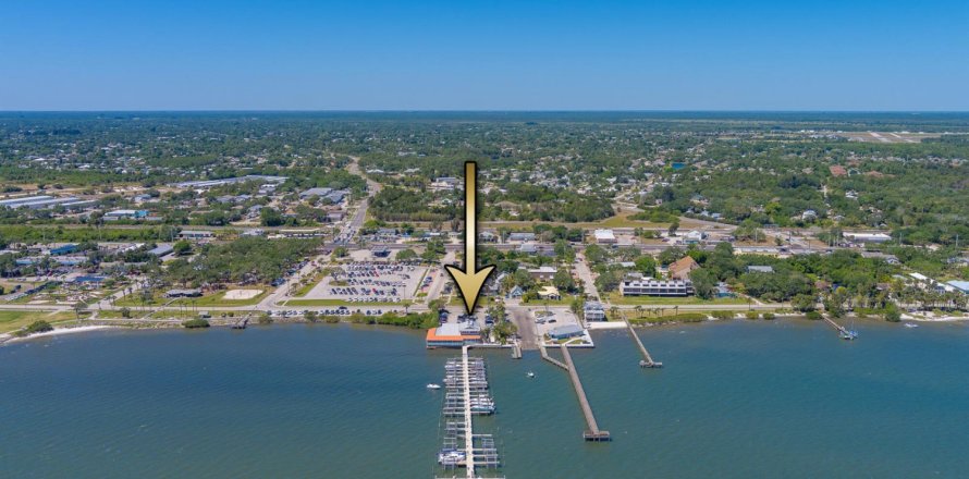 Commercial property in Sebastian, Florida № 2297996