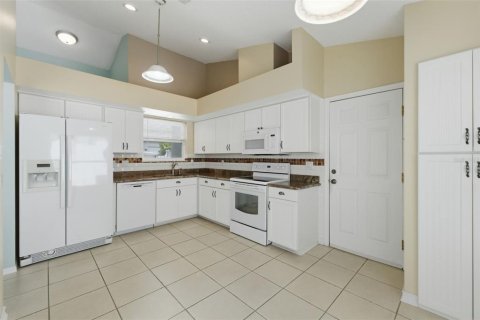 House in Spring Hill, Florida 2 bedrooms, 119.19 sq.m. № 2195789 - photo 14