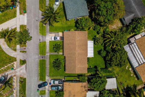 Casa en venta en Miami, Florida, 3 dormitorios, 124.86 m2 № 2069308 - foto 11