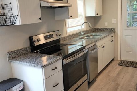 Снять в аренду квартиру в Тарпон-Спрингс, Флорида 4 комнаты, 60.39м2, № 1321979 - фото 3