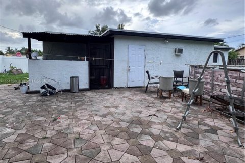 House in Lauderdale Lakes, Florida 4 bedrooms, 107.95 sq.m. № 1861373 - photo 5