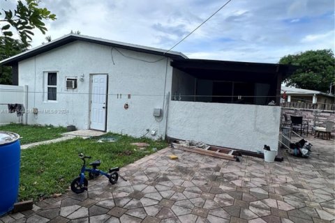 House in Lauderdale Lakes, Florida 4 bedrooms, 107.95 sq.m. № 1861373 - photo 6