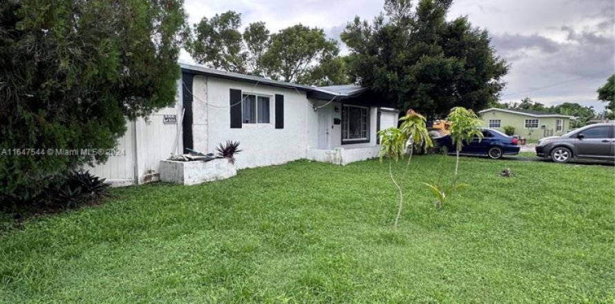 House in Lauderdale Lakes, Florida 4 bedrooms, 107.95 sq.m. № 1861373