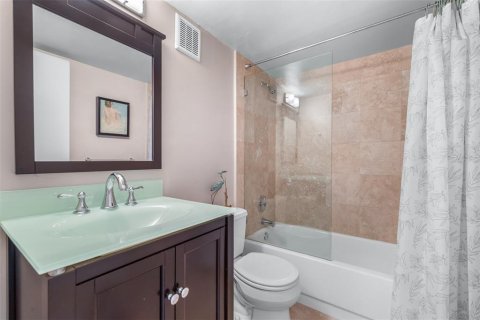 Condo in Tampa, Florida, 2 bedrooms  № 2403590 - photo 30
