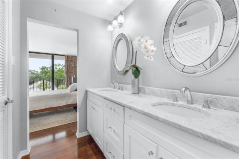 Condo in Tampa, Florida, 2 bedrooms  № 2403590 - photo 22