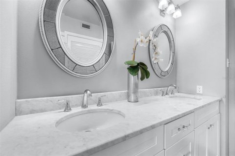 Condo in Tampa, Florida, 2 bedrooms  № 2403590 - photo 23
